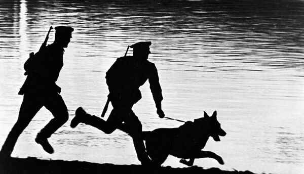 حرس الحدود مع كلب على ضفة النهر - سبوتنيك عربي