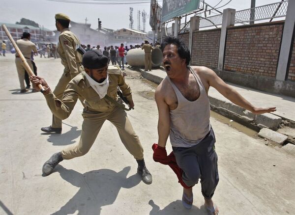 الشرطة الهندية تفرق المحتجين خلال مظاهرة في سريناجار - سبوتنيك عربي