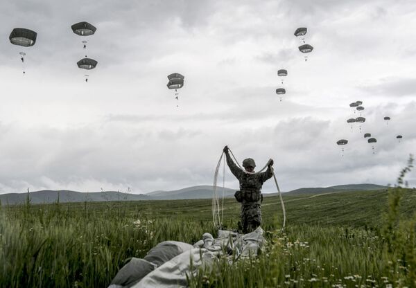 مظليو الناتو يقفزون بالمظلات في كوسوفو - سبوتنيك عربي