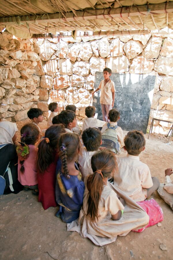 اطفال فى إحدى المدارس بجزيرة سقطري اليمنية - سبوتنيك عربي