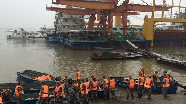 رجال الإنقاذ في مكان غرق سفينة ركاب في جنوب الصين - سبوتنيك عربي