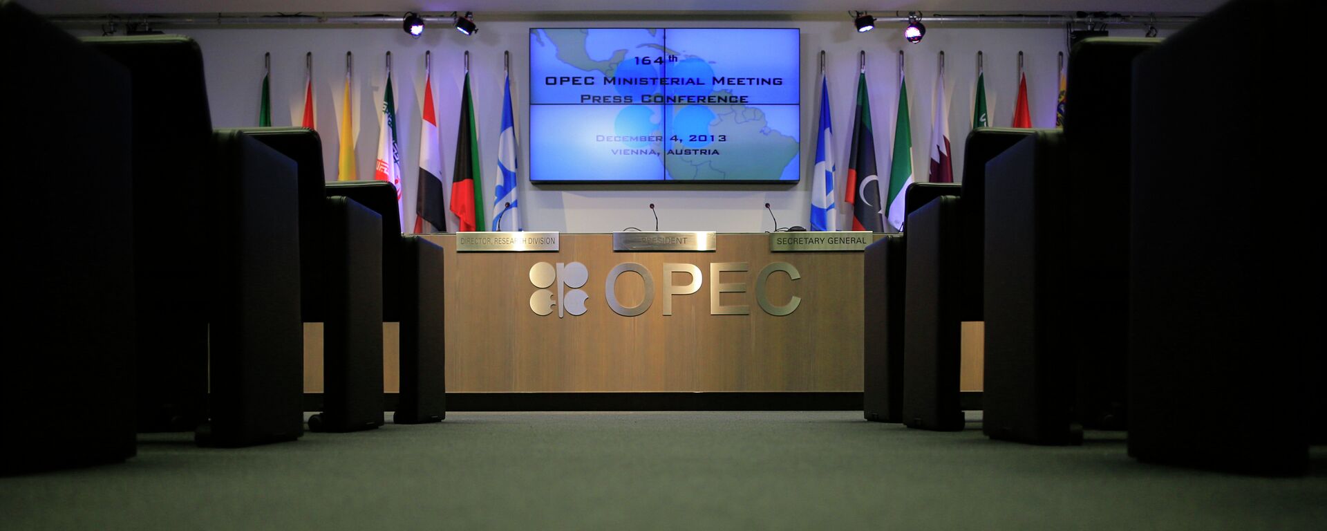The press conference room of the OPEC (Organization of the Petroleum Exporting Countries) is seen at the organization's headquarter on the eve of the 164th OPEC meeting in Vienna, Austria on December 3, 2013 - سبوتنيك عربي, 1920, 02.06.2022