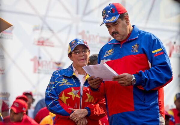 نيكولاس مادورو رئيس فنزويلا  والسيدة الأولى سيليا فلوريس وسط جمع شعبي فى كراكاس - سبوتنيك عربي