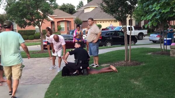 شرطي أمريكي يتعامل بقسوة مع مراهقة سوداء عزلاء - سبوتنيك عربي