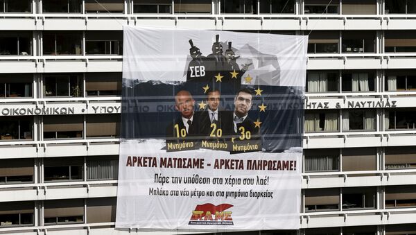 لافتة رفعها المحتجون فوق مبنى وزارة المالية اليونانية - سبوتنيك عربي