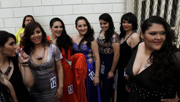 السجينات تشارك في مسابقة ملكة جمال في سجن ولاية باجا كاليفورنيا في تيجوانا - سبوتنيك عربي