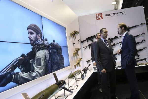 ألكسي كريفوروتشكا و دينيس مانتوروف في معرض IDEX للأسلحة في أبو ظبي - سبوتنيك عربي