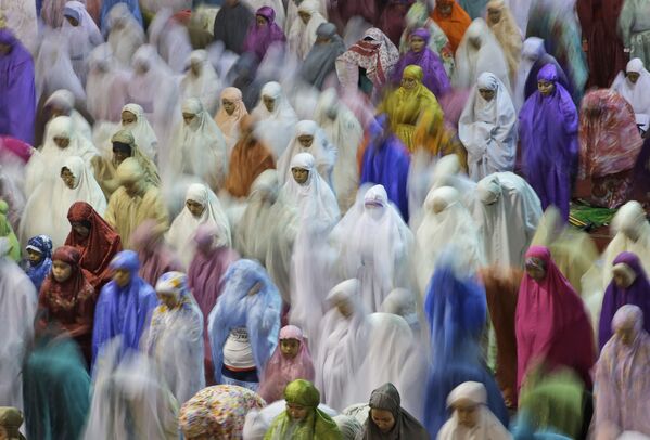 نساء اندونيزيا أثناء صلاة التراويح في أول يوم رمضان - سبوتنيك عربي