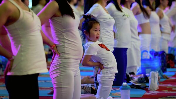طفلة صينية تمارس اليوجا فى اليوم العالمي لليوجا فى أحدى المقاطعات فى بكين الصينية - سبوتنيك عربي