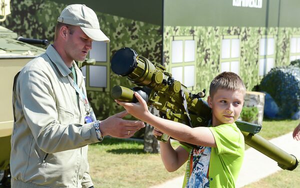 أحد الأطفال الروس يحمل منظومة الدفاع الجوي علي كتفه - سبوتنيك عربي