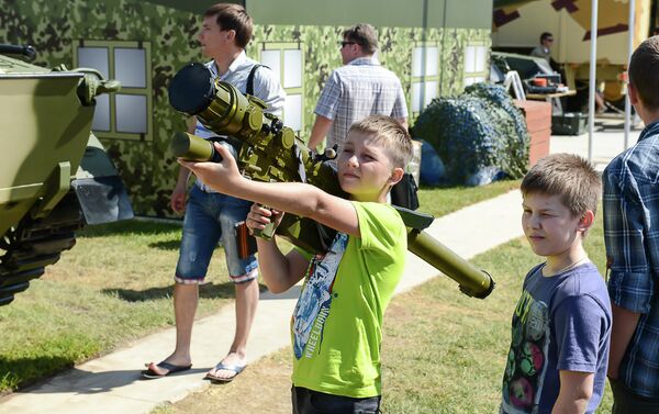 الأطفال الروس يستخدمون منظومة الدفاع الجوي المحمولة علي الكتف خلال المنتدي العسكري التقني جيش 2015 - سبوتنيك عربي