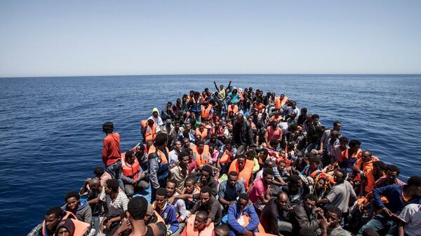 قارب يقل مهاجرين - سبوتنيك عربي
