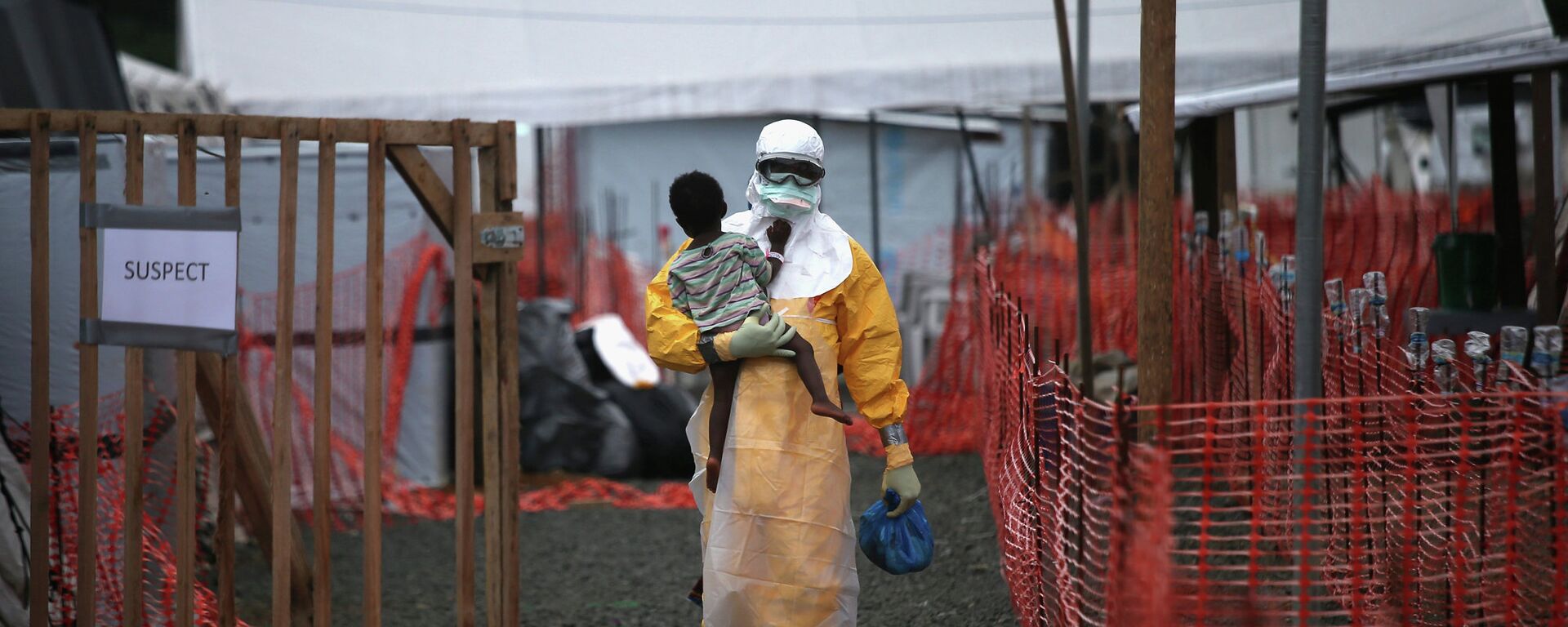 طبيب يحمل طفلا يشتبه بإصابته بفيروس إيبولا - سبوتنيك عربي, 1920, 15.02.2021