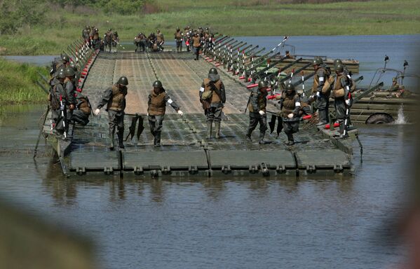 تدريبات وحدات الهندسة التابعة للجيش الروسي الخامس أثناء تشييدها لجسر عائم - سبوتنيك عربي