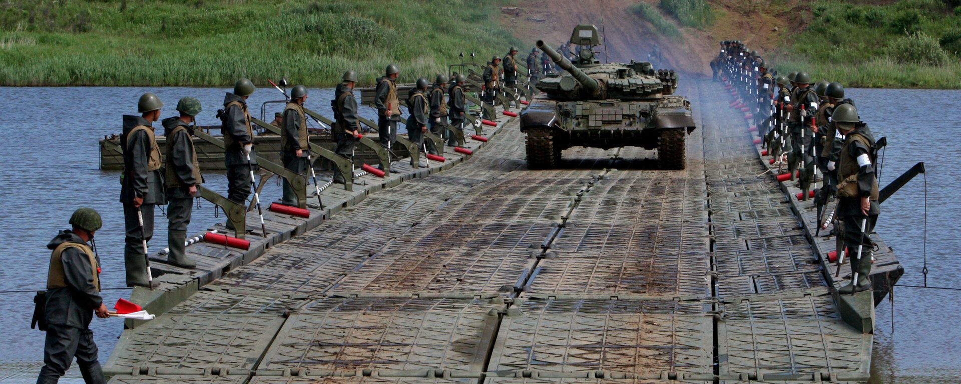 الدبابات والمدرعات تعبر النهر على جسر عائم شيدته وحدات الهندسة التابعة للجيش الروسي الخامس أثناء تدريباتها على عبور الموانع المائية - سبوتنيك عربي, 1920, 17.11.2023