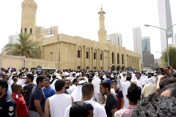 تجمع المواطنين بالقرب من مسجد الإمام الصادق في الكويت - سبوتنيك عربي