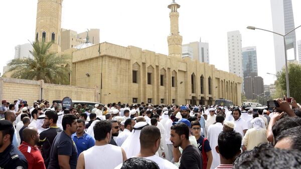 تجمع المواطنين بالقرب من مسجد الإمام الصادق في الكويت   - سبوتنيك عربي