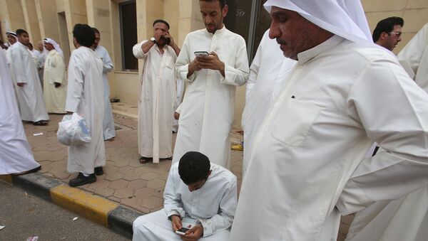 تجمع المواطنين بالقرب من مسجد الإمام الصادق في الكويت بعد التفجير - سبوتنيك عربي