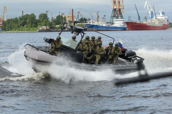 جنود روس على متن زورق حربي خلال حفل افتتاح المعرض الدولي العسكري البحري السابع في سان بطرسبورغ - سبوتنيك عربي