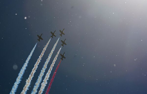 عروض فرقة الاستعراضات الجوية روس على طائرات ل-39 خلال حفل افتتاح المعرض الدولي العسكري البحري السابع في سان بطرسبورغ - سبوتنيك عربي