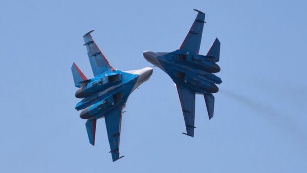 عروض فرقة الاستعراضات الجوية روسكيه فيتيازي ( الفرسان الروس) على طائرات سو-27 خلال حفل افتتاح المعرض الدولي العسكري البحري السابع في سان بطرسبورغ - سبوتنيك عربي