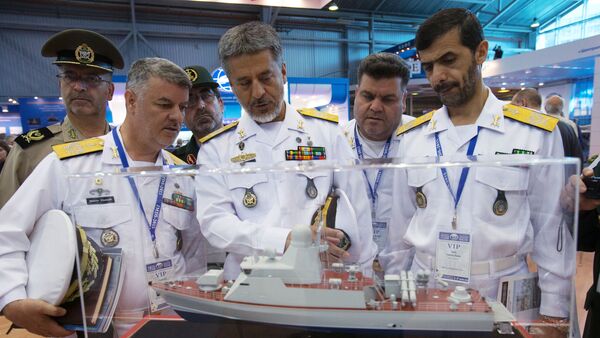 قائد القوات البحرية الإيرانية اللواءحبيب الله سياري (في الوسط) أثناء زيارته  للمعرض الدولي العسكري البحري في مدينة سان بطرسبورغ - سبوتنيك عربي
