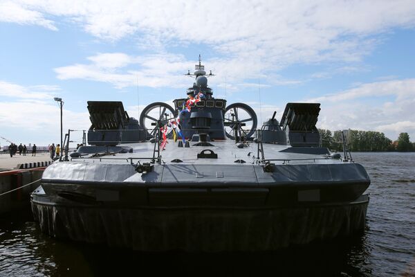 سفينة الإنزال البحري يفغيني كوتشيشكوف ذات وسادة هوائية في المعرض الدولي العسكري البحري في مدينة سان بطرسبورغ - سبوتنيك عربي