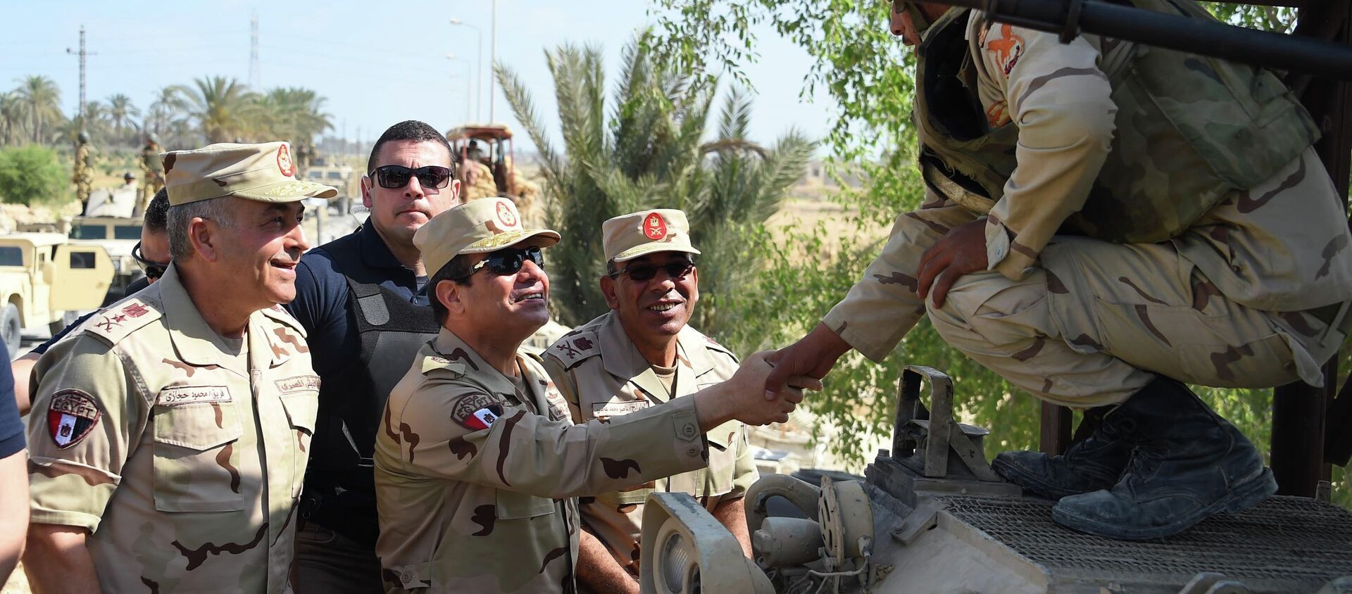 الرئيس المصري يعود الى الزى العسكري مرة أخري لأول مرة منذ إنتخابه  - سبوتنيك عربي, 1920, 06.10.2021