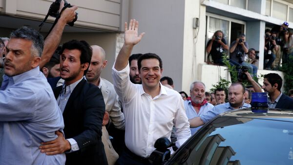 رئيس الوزراء اليوناني أليكسيس تسيبراس عقب الإدلاء بصوته ورفض خطة الانقاذ الأوروبية - سبوتنيك عربي