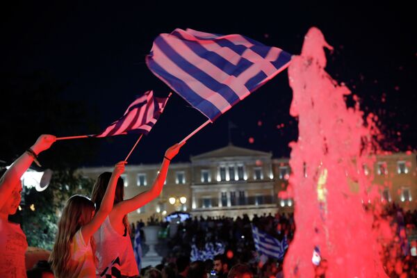 حتى الأطفال اليونانيون خرجوا للأحتفال بنتيجة الاستفتاء التاريخى الذى أجرته بلادهم ضد إملاءات الاتحاد الأوروبي - سبوتنيك عربي
