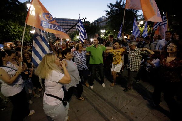 اليونانيون يحتفلون برقصتهم زوربا فى وسط أثيناء بعد الاستفتاء التاريخى الذى أجرته بلادهم ضد إجراءات الاتحاد الاوروبي - سبوتنيك عربي