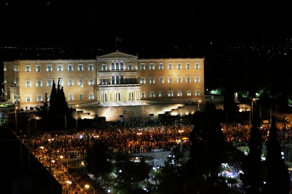 الأف اليونانيون خرجوا الى الشوارع للإحتفال بنتيجة الاستفتاء التاريخى الذى رفض إملاءات الاتحاد الاوروبي - سبوتنيك عربي