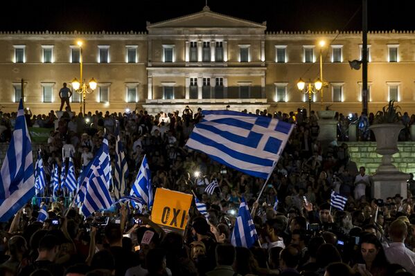اليونانيون الرافضون لنتيجة الإستفتاء يحتفلون فى الشوارع وسط أثينا بالنتيجة - سبوتنيك عربي