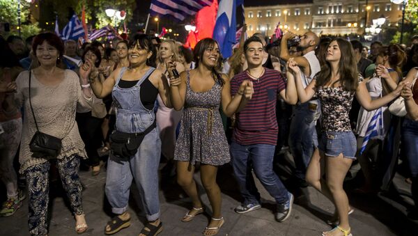 الرافضون لإستفتاء اليونان يحتفلون بالنتيجة التى جائت برفض الاجراءات فى شوارع أثينا - سبوتنيك عربي