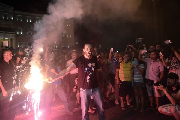 اليونانيون يحتفلون برفض الاستفتاء الخاص بقبول إجراءات الاتحاد الأوروبي ضد بلادهم - سبوتنيك عربي