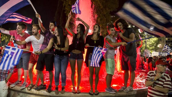 يونانيون يحتفلون بنتيجة الاستفتاء الذى رفض الإجراءات المفروضة من قبل الاتحاد الأوروبي والبنك الدولي ضد بلادهم - سبوتنيك عربي