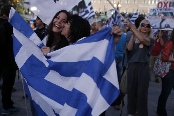 اليونانيون الرافضون لإجراءات الاتحاد الأوروبي والبنك الدولي ضد بلادهم يحتفلون فى شوارع أثينا برفض الاستفتاء - سبوتنيك عربي