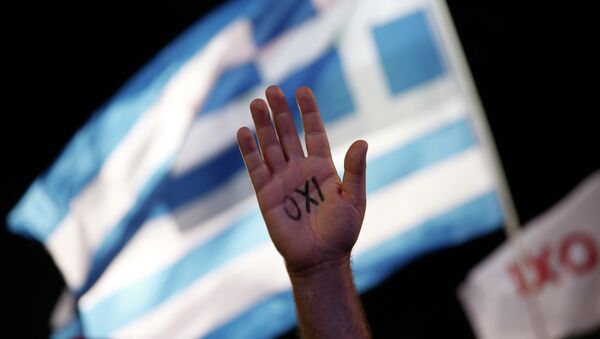 متظاهر يوناني ضد الإتحاد الأوروبي ومكتوب على كفة لا - سبوتنيك عربي