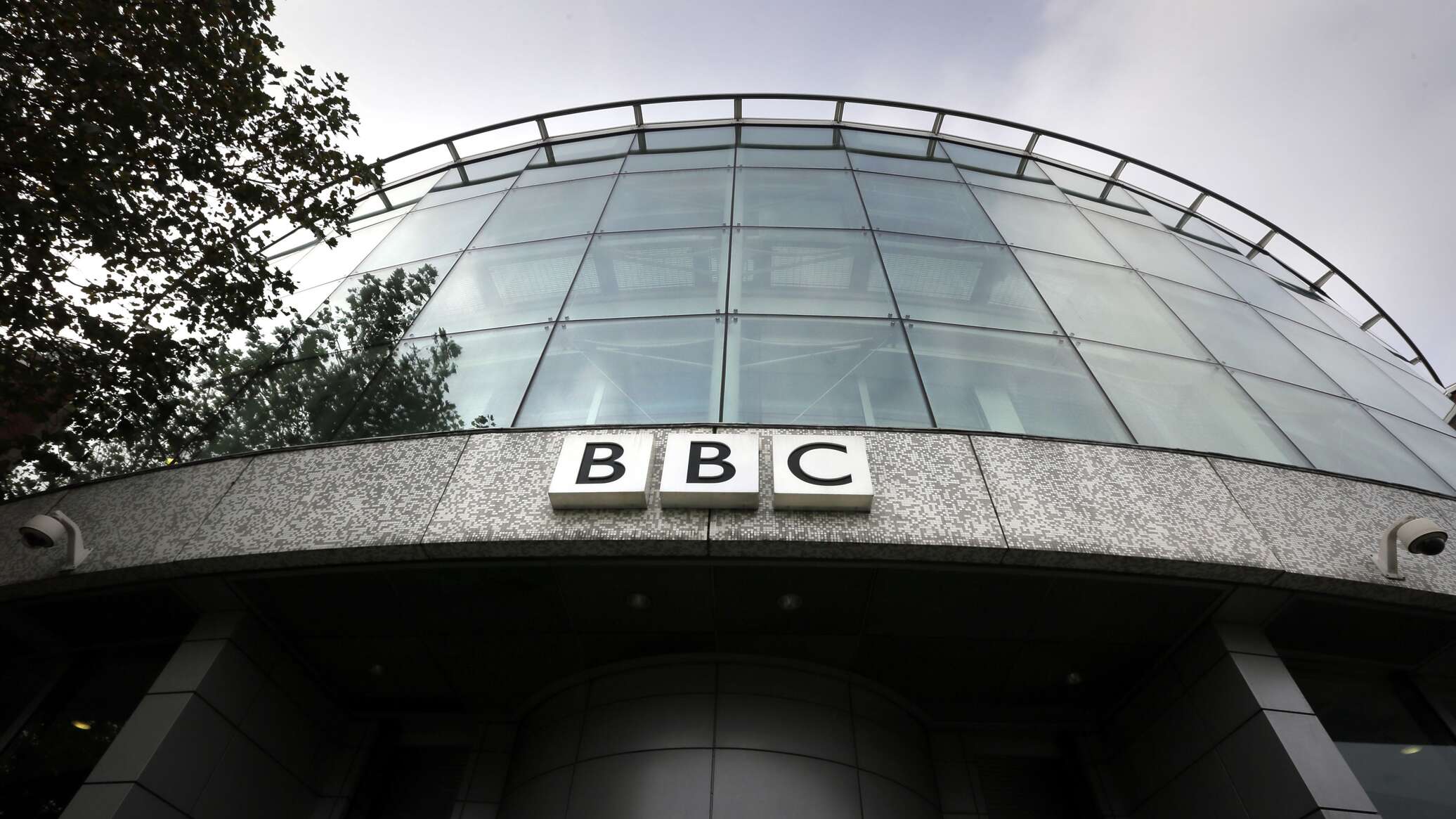 صحفيو "بي بي سي" يعترفون بالمعايير المزدوجة عند تغطية الحرب في غزة