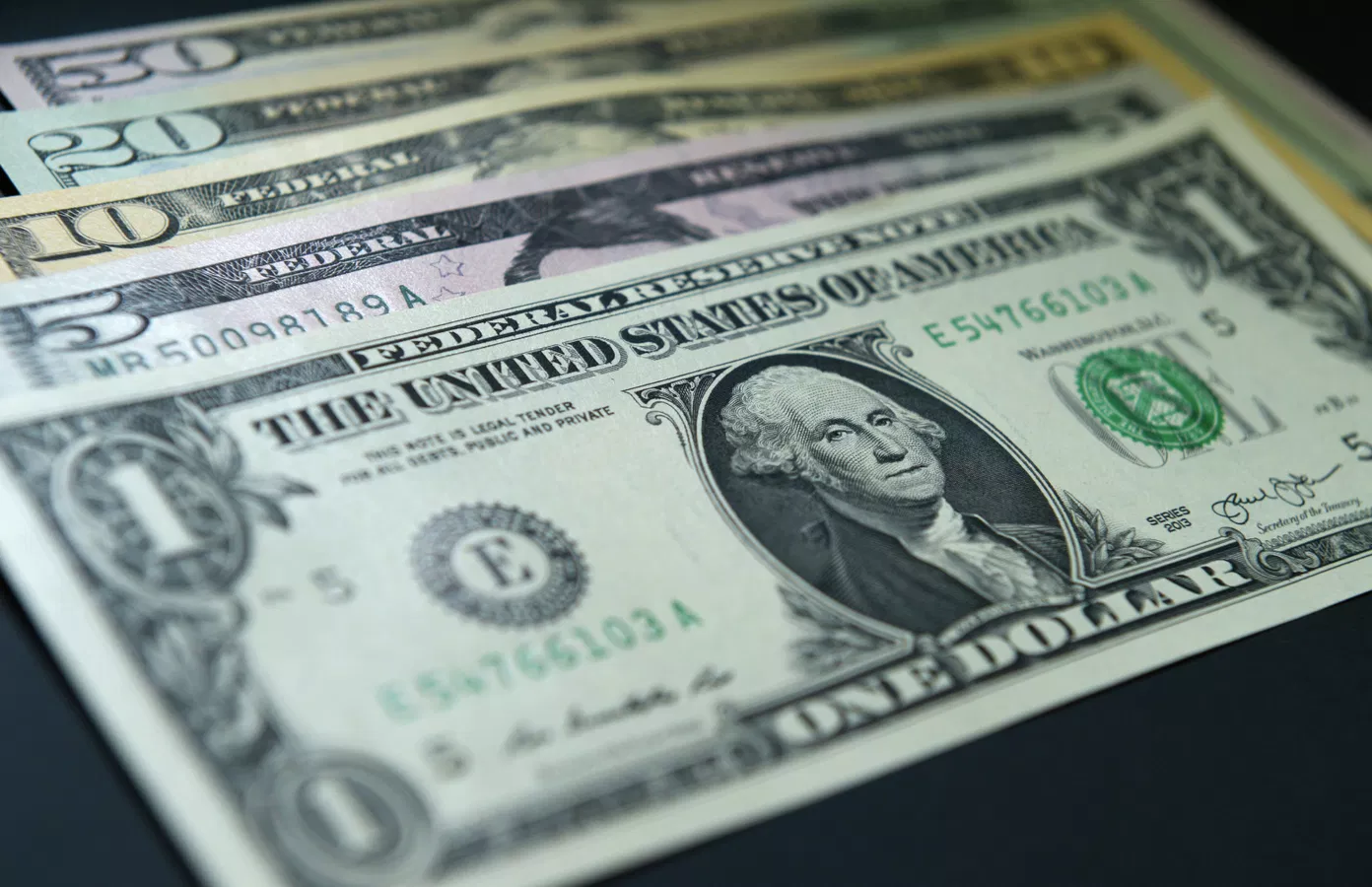 الأمريكيون سحبوا نصف ترليون دولار في شهر: يخشون على ودائعهم