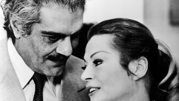 الممثلة السويسرية انيتا ايكبيرج مع الممثل عمر الشريف - سبوتنيك عربي