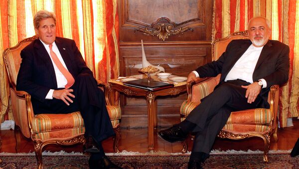 وزير الخارجية الأمريكي جون جيري ونظيره الإيراني محمد جواد ظريف في اجتماع جمعها في نيويورك في أبريل نيسان 2015 - سبوتنيك عربي