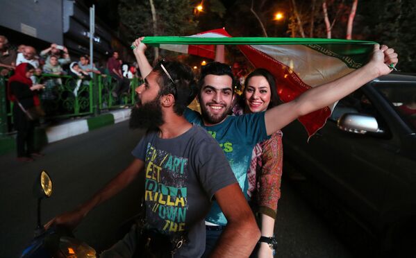الشعب الإيراني يحتفل بالاتفاق النووي فى شوارع العاصمة - سبوتنيك عربي