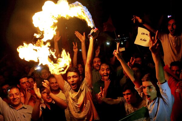 الإيرانيون يحتفلون بالإتفاق النووي فى العاصمة طهران - سبوتنيك عربي
