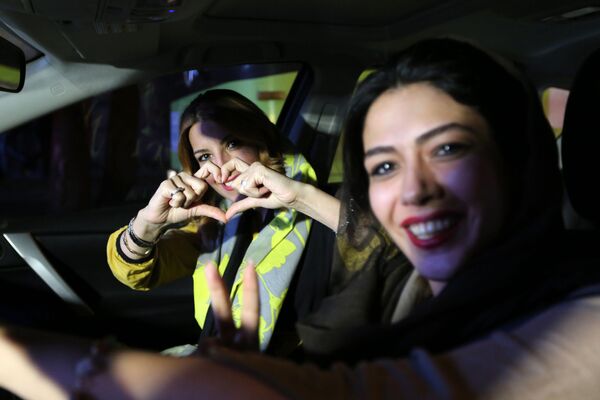 الفتيات فى طهران يحتفلن بالاتفاق النووي - سبوتنيك عربي