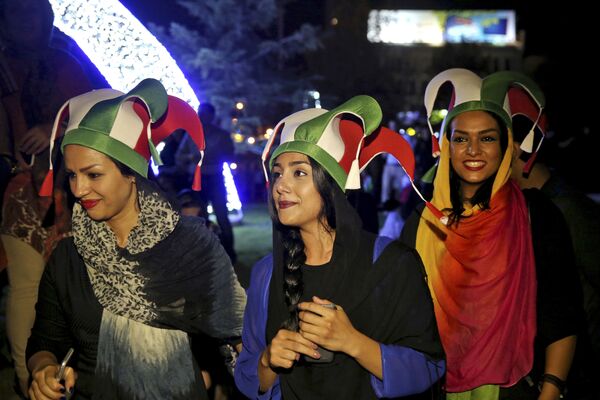 الإيرانيون يحتفلون بالإتفاق النووي - سبوتنيك عربي