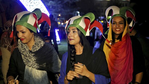 الإيرانيون يحتفلون بالإتفاق النووي - سبوتنيك عربي