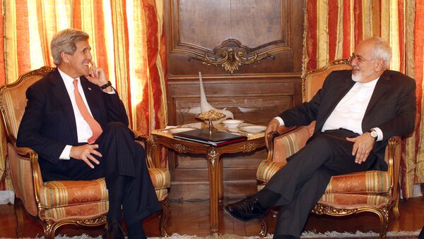 وزير الخارجية الأمريكي جون كيري مع نظيره الإيراني محمد جواد ظريف - سبوتنيك عربي