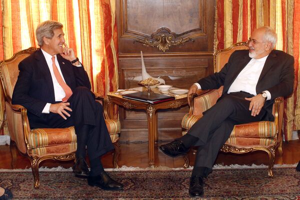 وزير الخارجية الأمريكي جون كيري مع نظيره الإيراني محمد جواد ظريف - سبوتنيك عربي