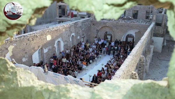 العروسان عقدا زواجهما بكنيسة سان جورج بحي الحميدية فى حمص - سبوتنيك عربي